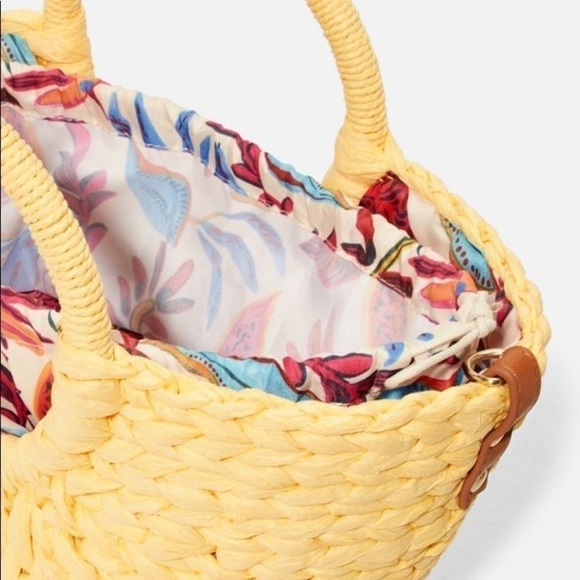 NWT-JUSTFAB-YELLOW BEACH DAY TOTE - Picture 5 of 8